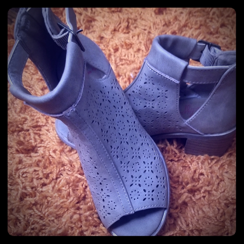 GIRLS OPEN TOE BOOTIE SIZE 13